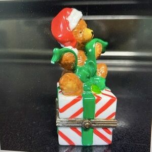 VTG Midwest December Calendar Bear on Gift hinged Box